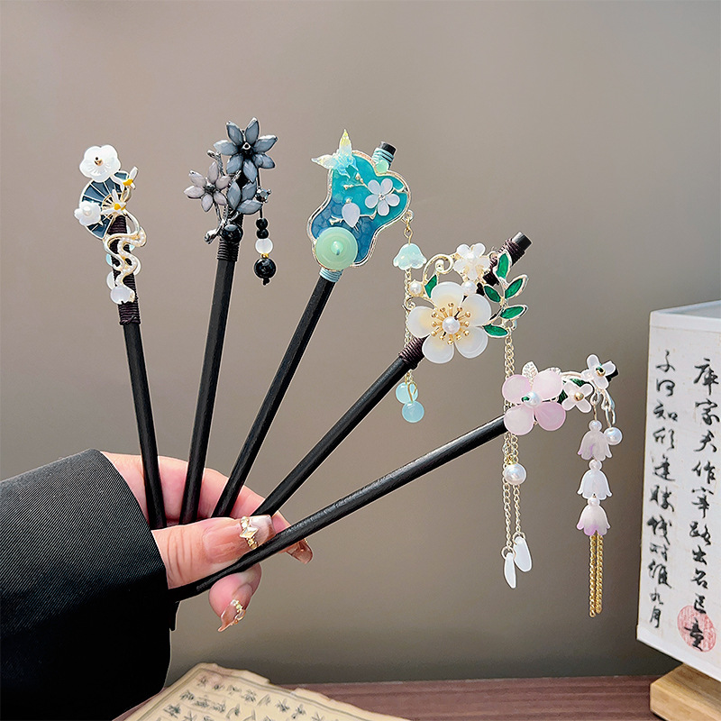 Jewelry Making With Beads - Épingle à cheveux classique à pompon